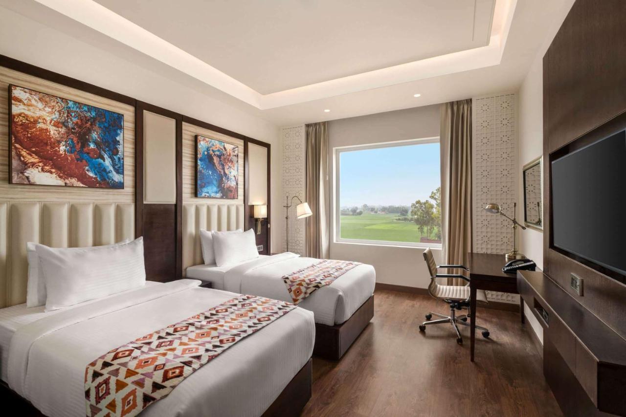 מלון Ramada By Wyndham Kapurthala Town מראה חיצוני תמונה
